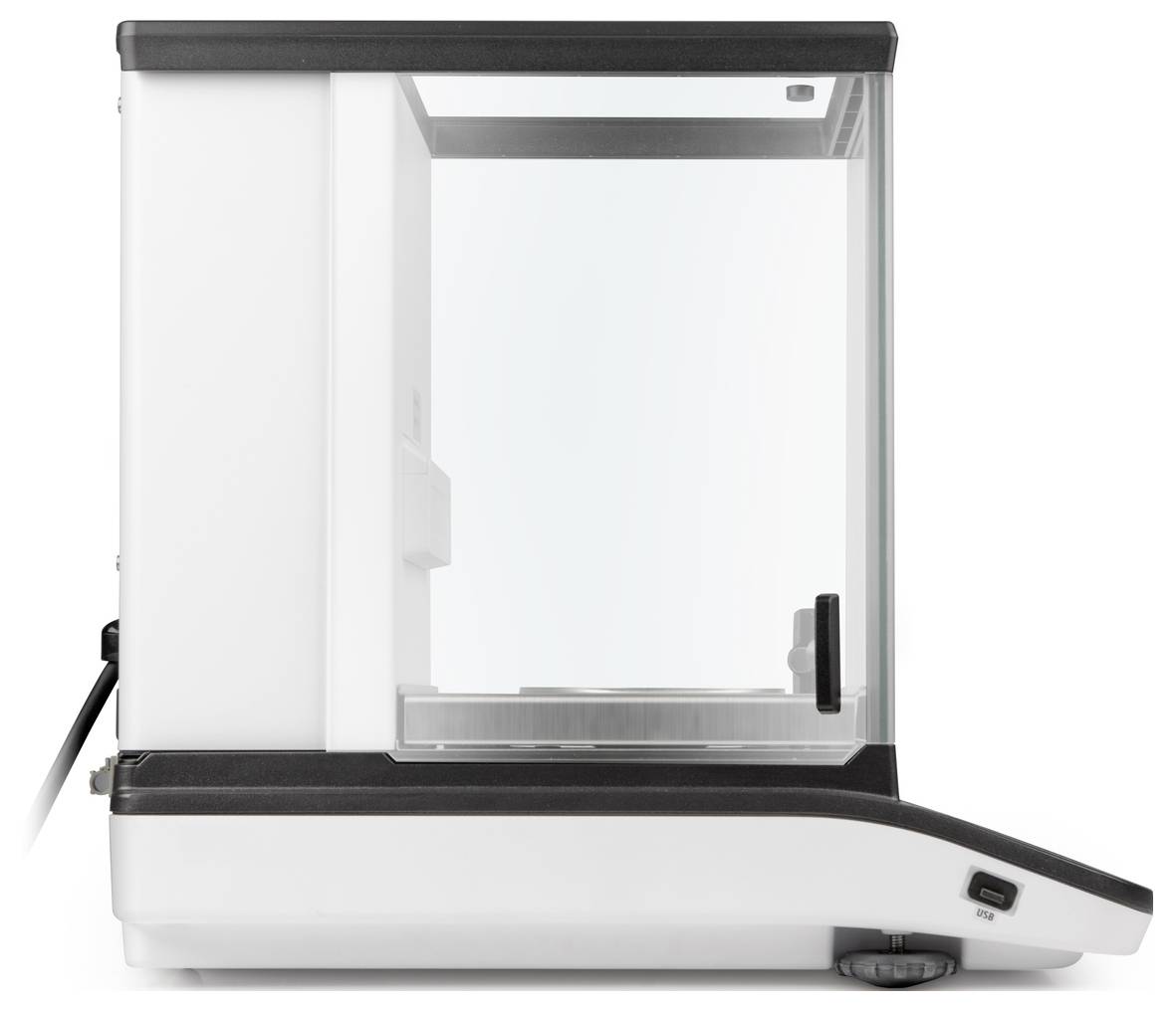 Biała elektroniczna waga precyzyjna z przezroczystą obudową ochronną do dokładnych pomiarów w laboratoriach, widziana z boku.