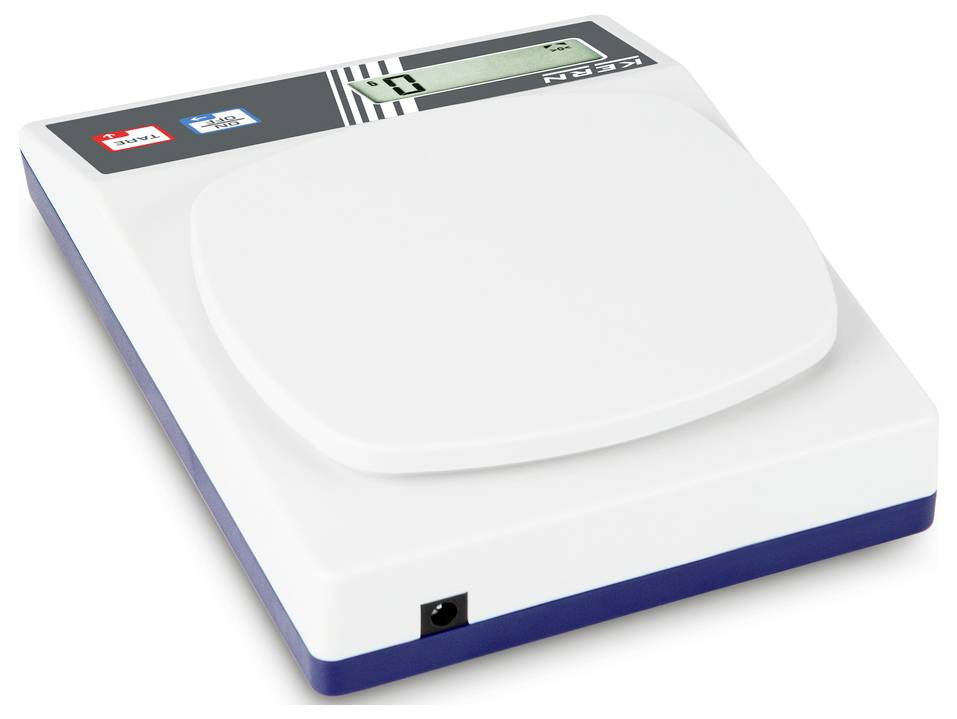 Elektroniczna waga kuchenna z wyświetlaczem cyfrowym, w kształcie prostokąta, w kolorach białym i niebieskim. Skala do 5 kg. Zasilana bateryjnie.