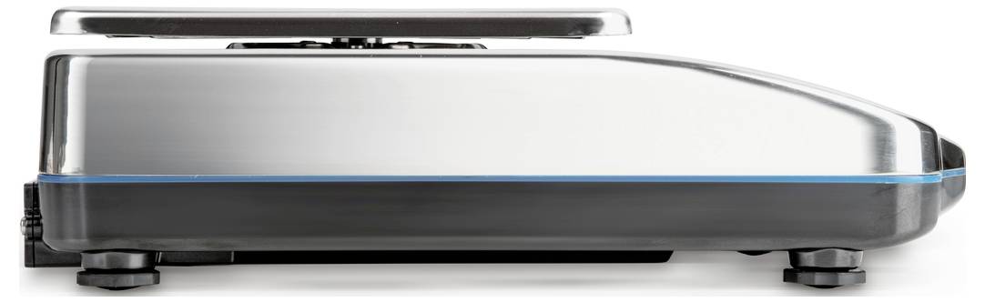 Widok z boku nowoczesnego grilla do kanapek wykonanego z szczotkowanej stali nierdzewnej z czarnymi akcentami. Stoi na czarnych nogach.