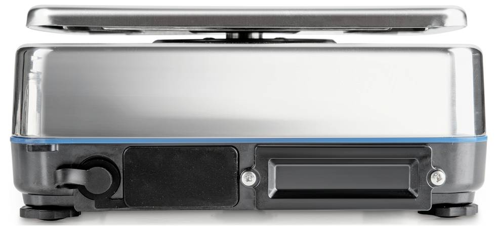 Cyfrowa waga kuchenna ze stali nierdzewnej, sfotografowana z boku. Posiada wyświetlacz do wskazywania wagi i stoi na małych nóżkach.