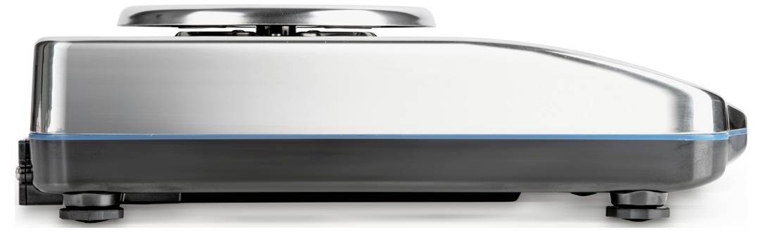 Cyfrowa waga kuchenna w kolorze srebrno-czarnym, o płaskiej konstrukcji i antypoślizgowych stopkach, widziana z boku.