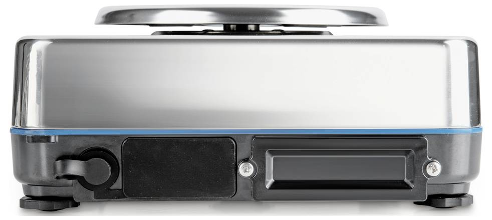 Srebrna waga kuchenna z wyświetlaczem cyfrowym, widziana z boku. Płaski, okrągły zakres pomiarowy na górze. Minimalistyczny design.