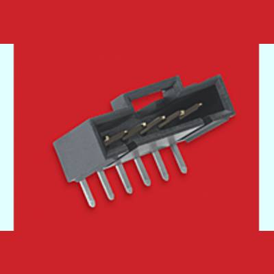 Czarny, prostokątny, sześciobiegunowy wtyk elektryczny leży skośnie na czerwonym tle. Metalowe styki są widoczne.