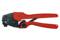 Czerwone szczypce do zaciskania z czarnymi uchwytami, używane do łączenia kabli, na białym tle.