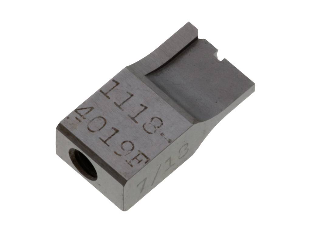 Metalowy element z wytłoczonymi oznaczeniami '1118', '4019F' oraz '7/13', o kształcie prostokątnym z fazowaną krawędzią, prawdopodobnie przeznaczony do zastosowań technicznych.