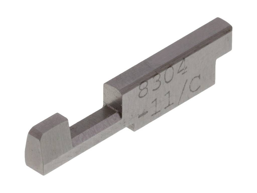 Metalowy element z grawerunkiem '8304 -11/C' pośrodku, przedstawiający prostokątny kształt z zaokrąglonym końcem.