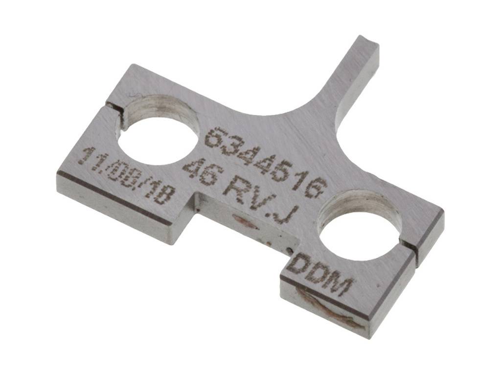 Metalowa płyta z dwoma okrągłymi wycięciami i grawerunkami: '6344516', '46 RV.J', '11.00/18', 'DDM'. Może być elementem łączącym.