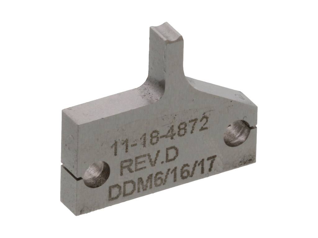 Metalowy element z napisem '11-18-4872 REV.D DDM 6/16/17' i dwoma otworami, prawdopodobnie część do zastosowań technicznych.