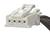 Biały, prostokątny wtyk plastikowy z czterema otworami i czarnym przewodem. Odpowiedni do połączeń elektrycznych.