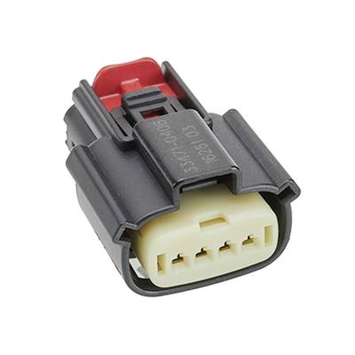 Czarny wtyk elektroniczny z czterema otworami i czerwonym zamknięciem, przeznaczony do połączeń elektrycznych w pojazdach.