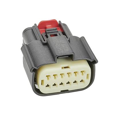 Czarny i czerwony elektryczny złącz z żółtym obszarem wewnętrznym i wieloma stykami, stosowany w technice motoryzacyjnej.