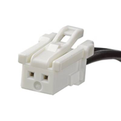 Biały, prostokątny wtyk elektryczny z dwoma otworami, podłączony do czarnego przewodu. Odpowiedni do urządzeń elektronicznych.