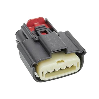 Trójstykowa wtyczka elektroniczna z czarną obudową i żółtą powierzchnią styków, typowa dla zastosowań samochodowych.