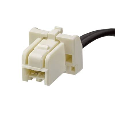 Widać biały elektryczny złącznik z czarnym przewodem. Złącznik ma kwadratowy, solidny kształt.