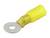 Żółty, izolowany konektor oczkowy z metalowym oczkiem, używany do podłączania przewodów do baterii lub urządzeń elektrycznych.