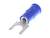 Niebieski konektor (końcówka) kablowy z izolacją, z metalową końcówką do łączenia przewodów elektrycznych. Odpowiedni do bezpiecznego podłączenia elektrycznego.