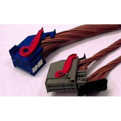 Zbliżenie dwóch elektrycznych złączy z czerwonymi dźwigniami, połączonych pomarańczowymi kablami. Lewy wtyk jest niebieski, prawy szary.