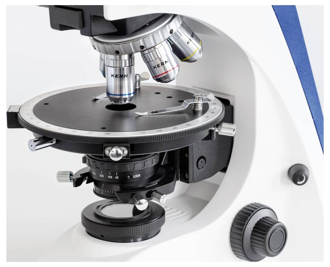 Mikroskop z wieloma obiektywami, z kolorowymi oznaczeniami. Odpowiednie do badań laboratoryjnych i analiz naukowych.