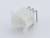 Biały plastikowy złącze elektryczne z trzema metalowymi pinami, widok z boku. Używane do łączenia urządzeń elektrycznych.