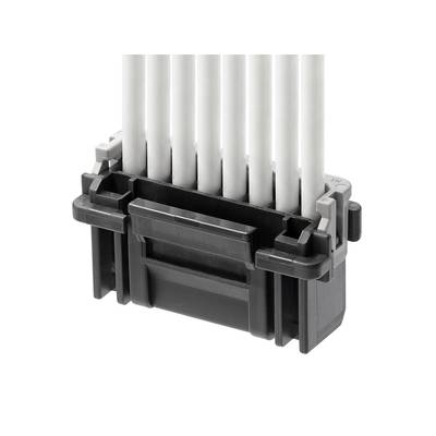 Czarny wtyk plastikowy z kilkoma białymi przewodami, używany do połączeń elektrycznych.