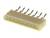 Złącze elektroniczne z ośmioma pinami w rzędzie. Wystające metalowe styki do połączeń płytek drukowanych.