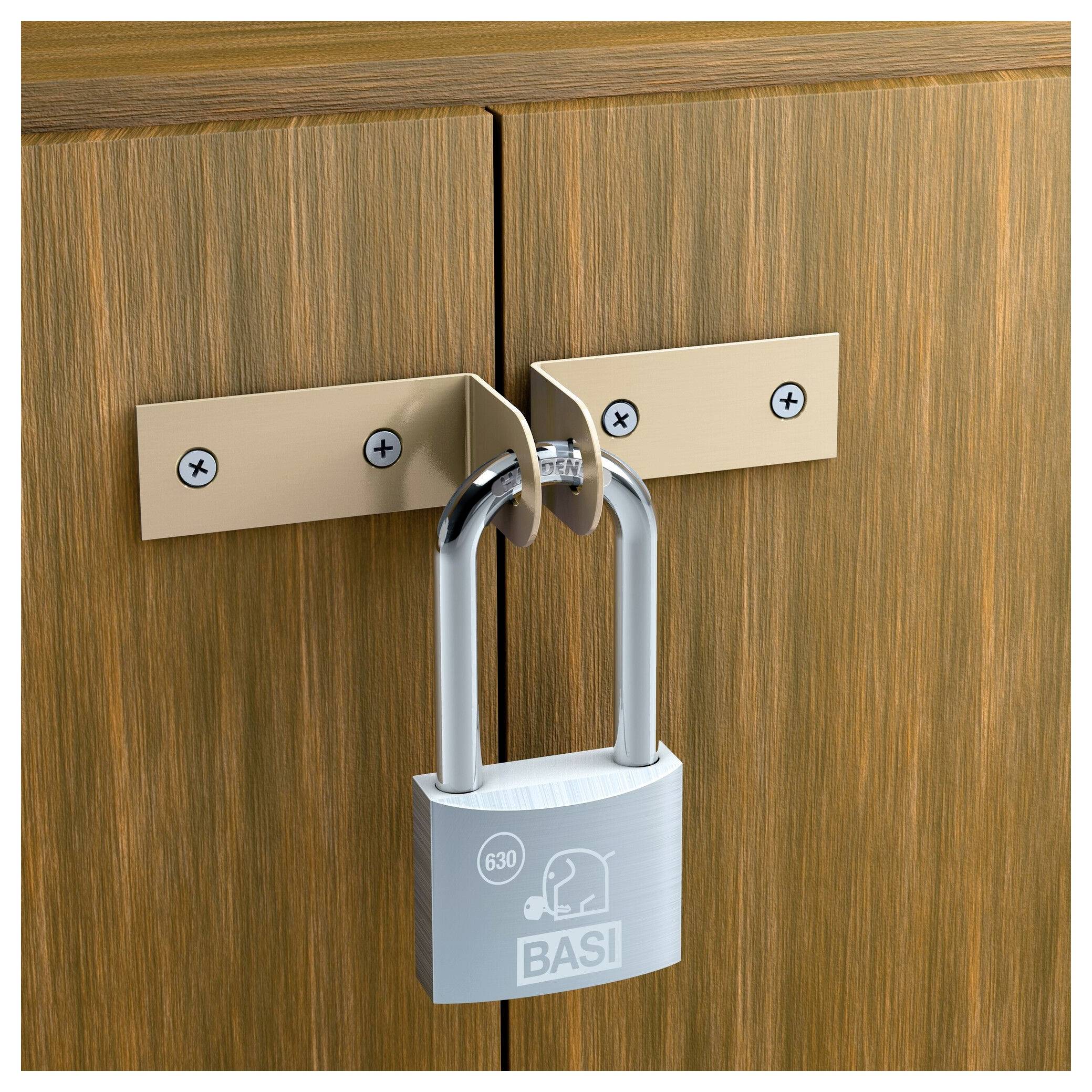 Kłódka zabezpieczająca dwie drzwi szafki razem za pomocą metalowych zapięć, uniemożliwiająca im otwarcie.