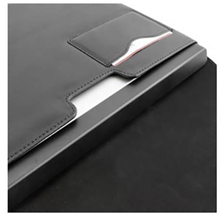 Czarna skórzana teczka z małą kieszenią, w której znajduje się kartka papieru. Teczka leży na czarnej powierzchni.