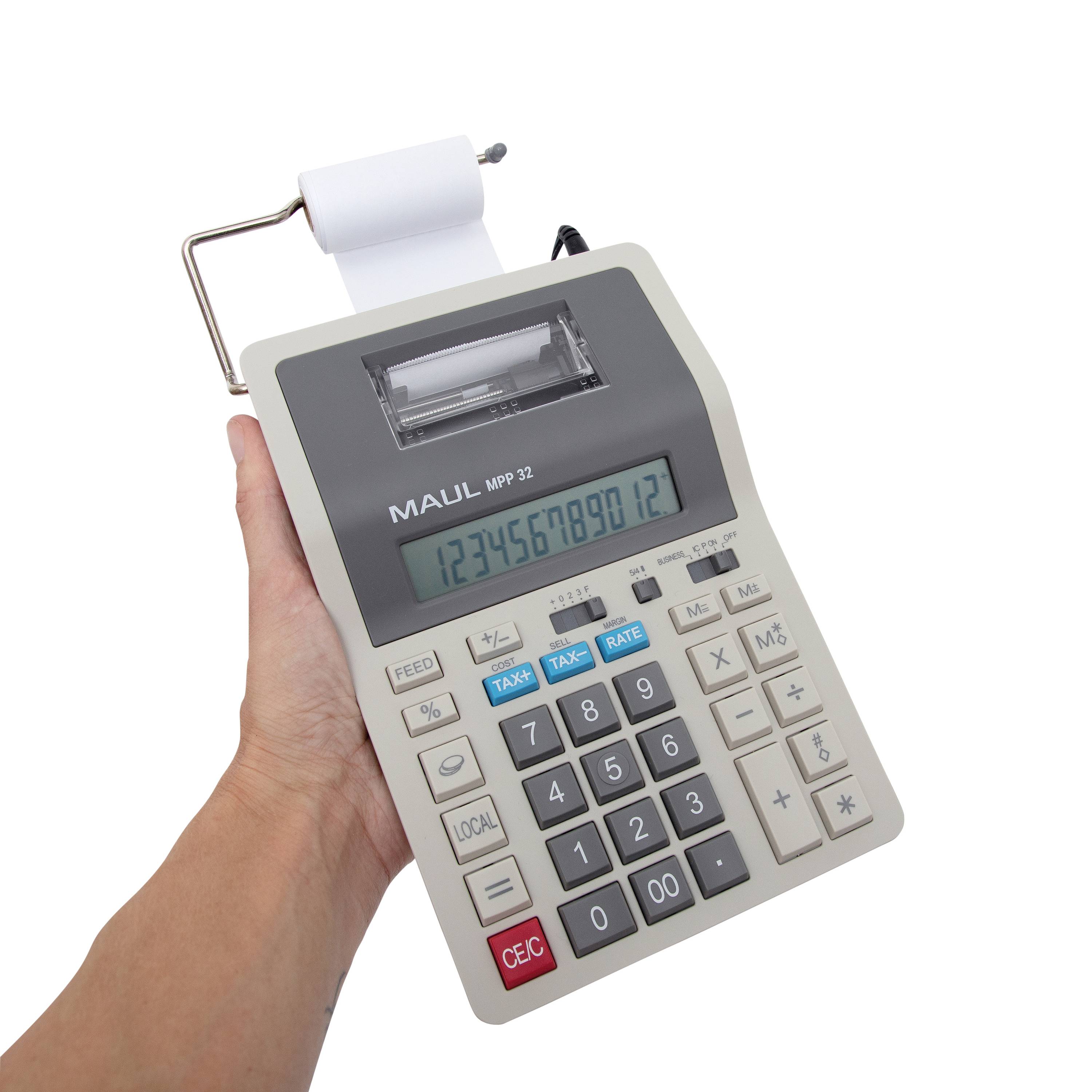 Ręka trzyma kalkulator z wałkiem, wyświetlacz pokazuje '1234567890', z klawiszami podstawowych działań arytmetycznych i klawiszami do obliczeń podatkowych.