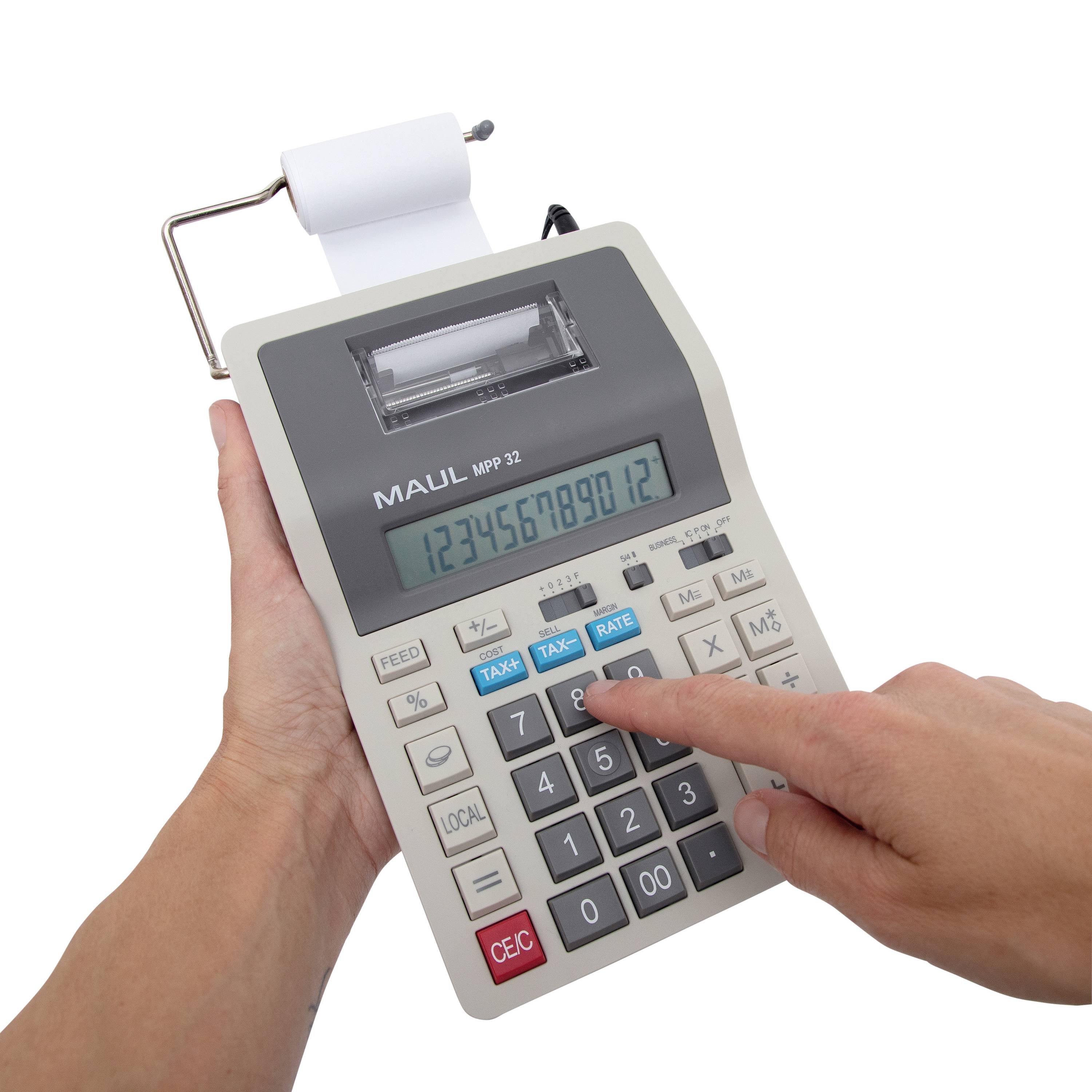 Jedna ręka trzyma kalkulator z drukarką i rolką papieru. Na ekranie widoczny jest napis '1234567890123'. Palec naciska jeden z przycisków.