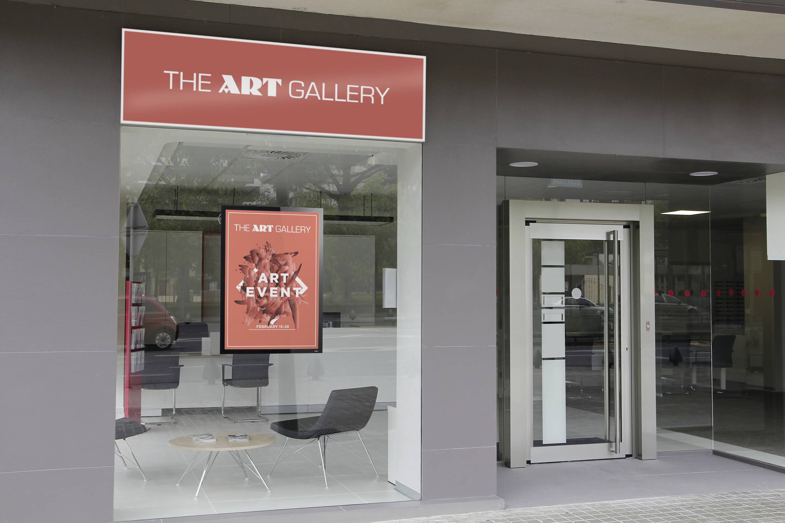 Wejście do galerii sztuki z dużym plakatem w oknie zapowiadającym nadchodzącą wystawę sztuki.