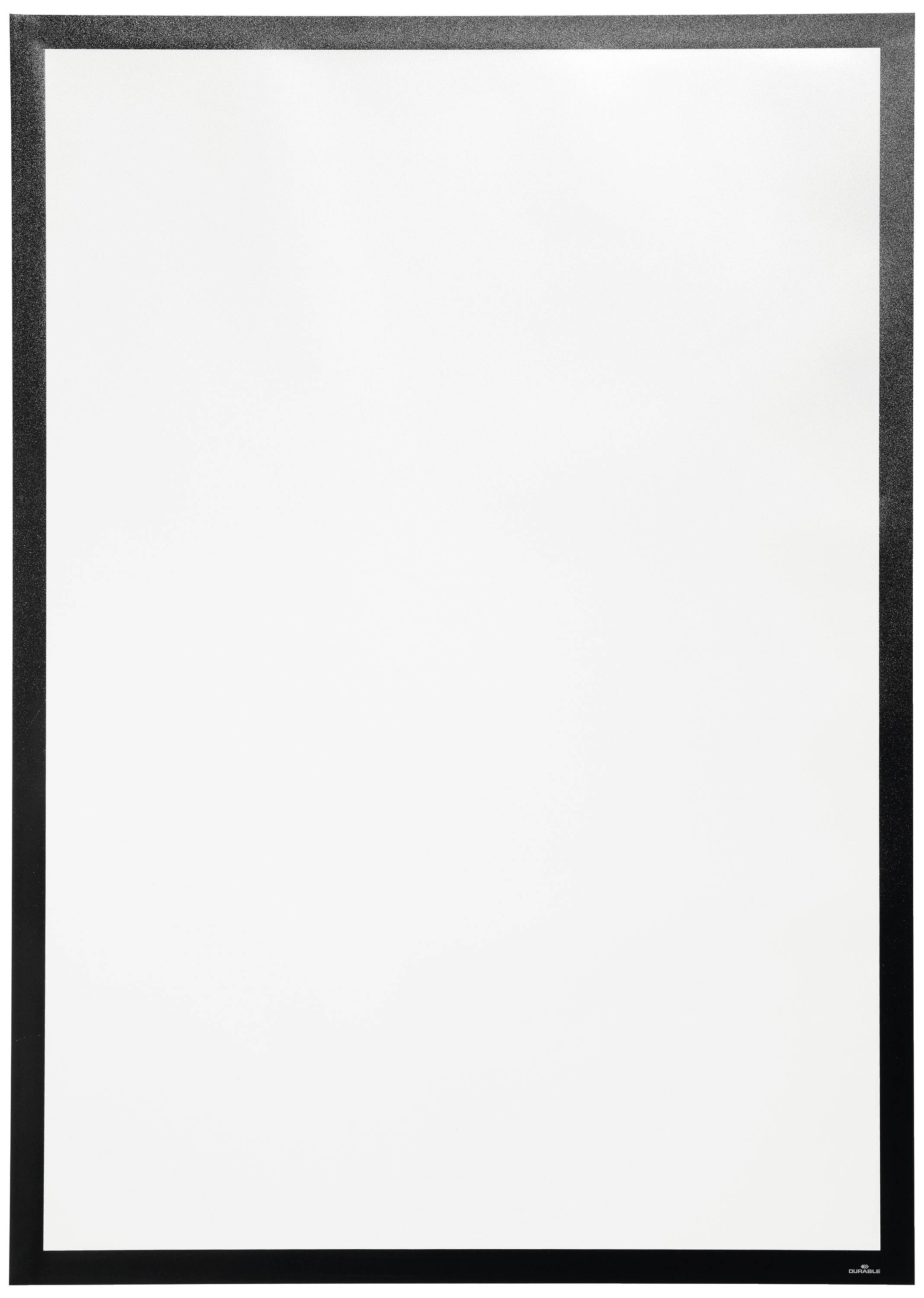 Pusta, prostokątna tablica białe z czarną ramką. Jest gotowa do zapisu tekstu lub narysowania diagramów.