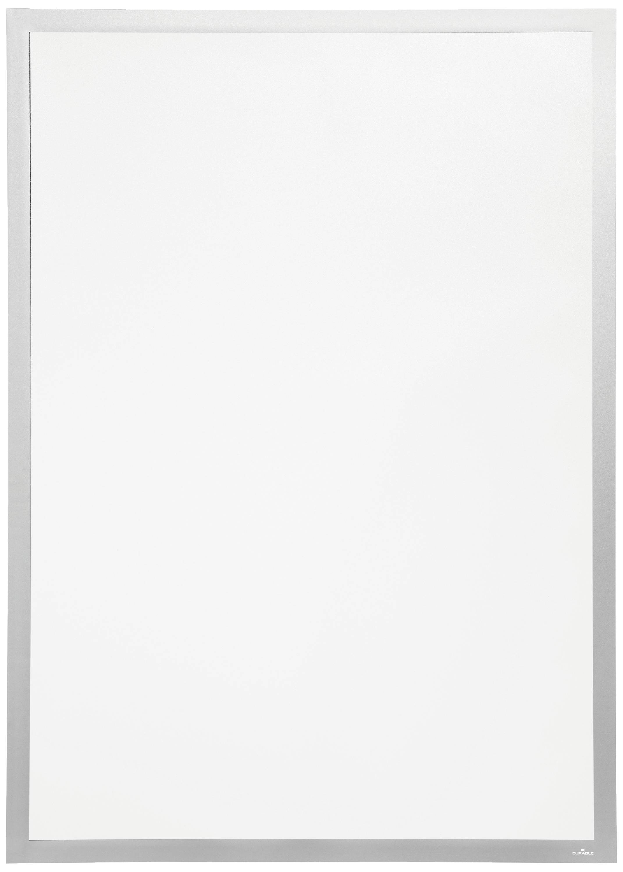 Pusty, biały arkusz papieru w srebrnej ramce.