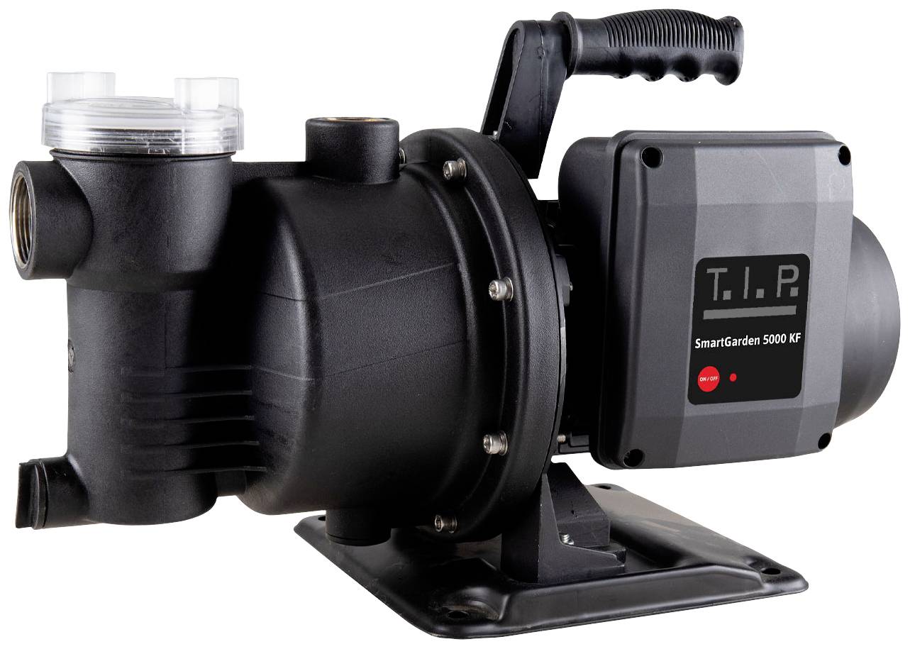 Czarna pompa ogrodowa marki T.I.P z napisem 'SmartGarden 5000 KF'. Odpowiednia do rozwiązań nawadniających w przestrzeni zewnętrznej.