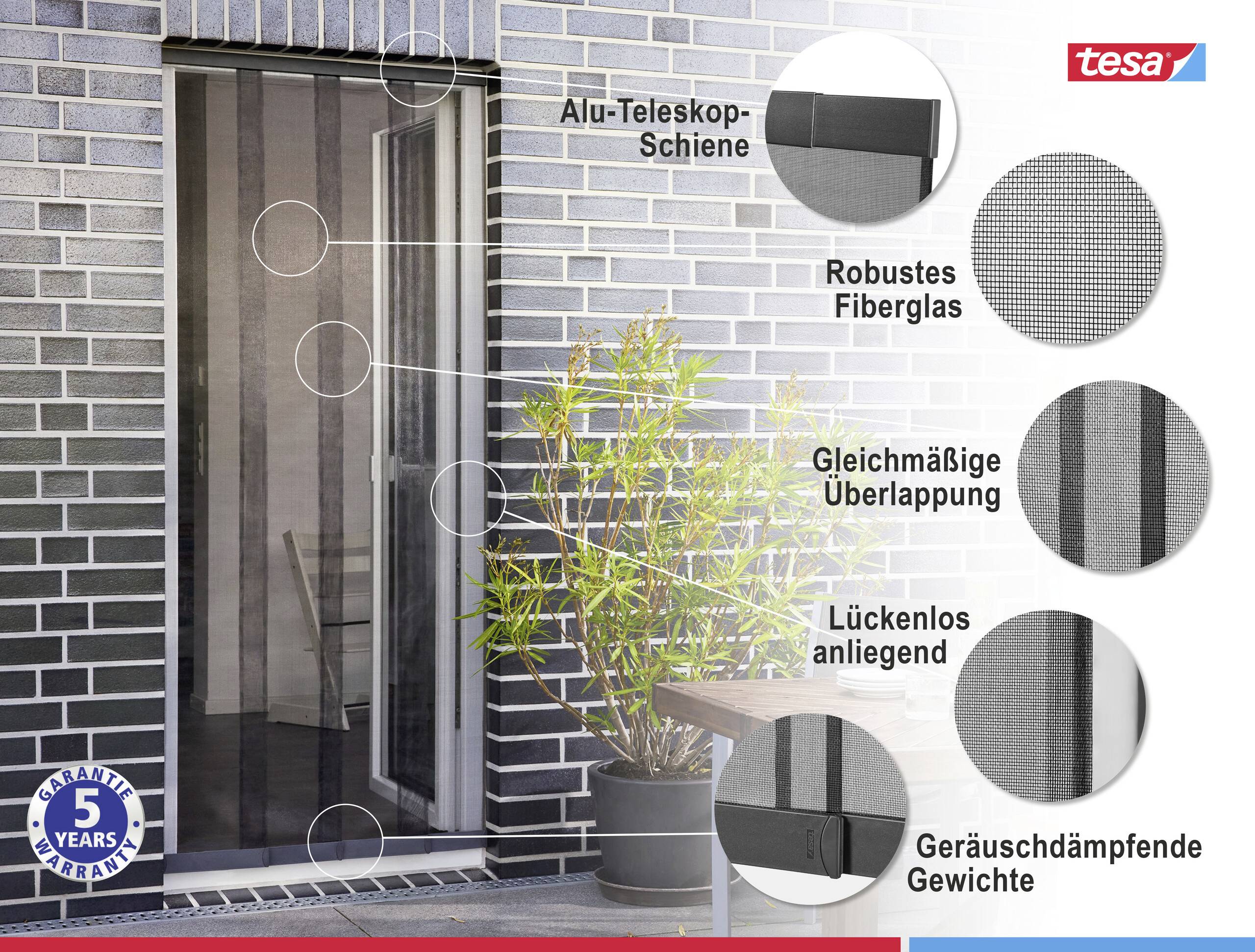 'Aluminiowa szyna teleskopowa', 'Wytrzymałe włókno szklane', 'Równomierna nakładka', 'Szczelnie przylegająca', 'Wyciszające obciążniki'. Obraz przedstawia moskitierę przy drzwiach.