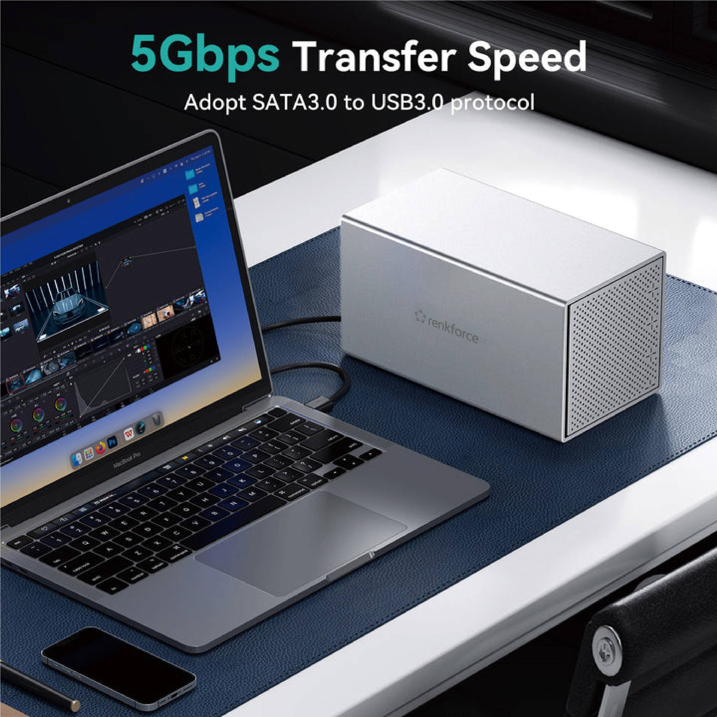 Laptop z otwartym ekranem wyświetlającym oprogramowanie graficzne. Obok biała zewnętrzna pamięć przenośna. Tekst '5 Gbps Prędkość transferu' u góry.