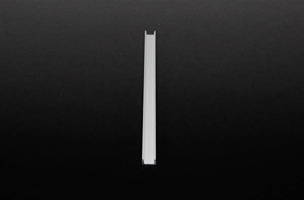 Metalowa szyna wisząca na czarnym tle.