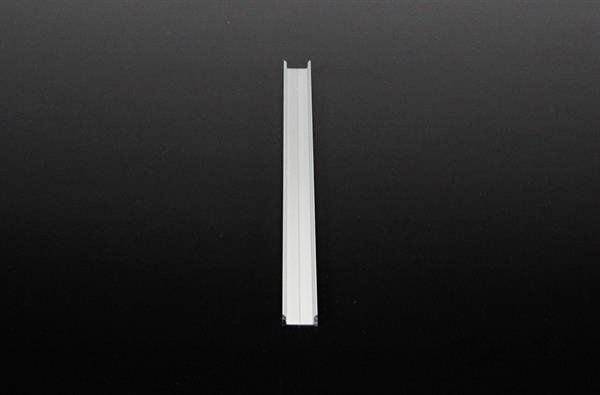 Srebrny profil metalowy na czarnym tle, umieszczony centralnie, ułożony w poziomie.