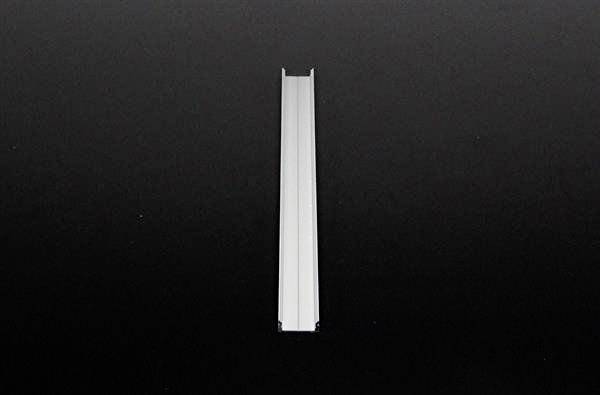 Długi, wąski pręt metalowy na ciemnym tle.