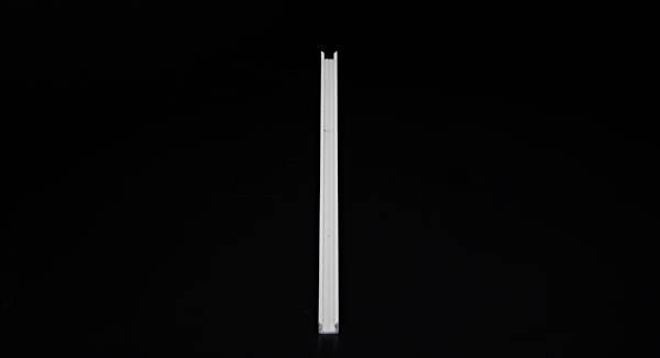 Wąski, pionowy obiekt znajduje się w centrum uwagi na czarnym tle.