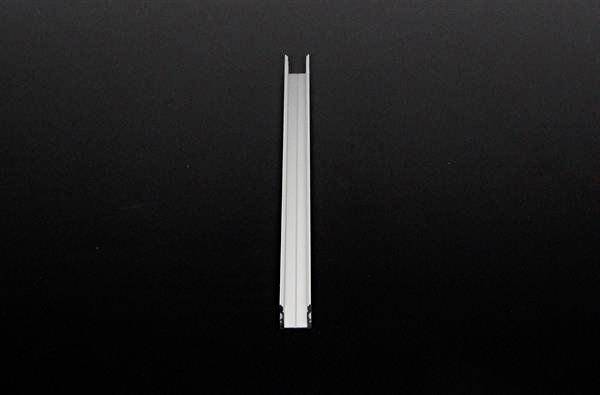 Czarno-białe przedstawienie metalowego, wydłużonego profilu na czarnym tle.