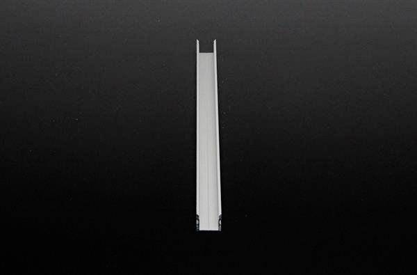 Obraz przedstawia biały, wertykalny, zwężający się obiekt na czarnym tle. Obiekt wydaje się prosty i minimalistyczny.