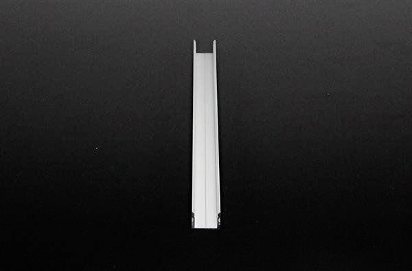 Pojedynczy, pionowy profil metalowy na czarnym tle.