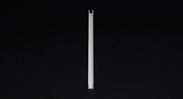 Pojedynczy, pionowo stojący, srebrny pręt metalowy na czarnym tle.