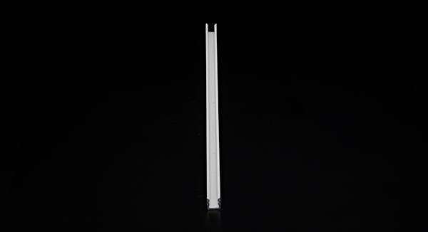 Pionowy profil metalowy w kształcie litery U na czarnym tle.