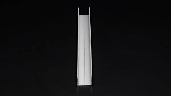 Metalowy profil w kształcie litery U na czarnym tle.