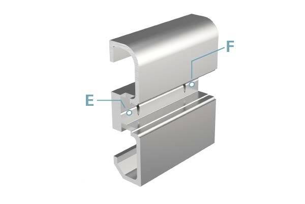 Przekrój połączenia metalowego jest przedstawiony. Punkt E stanowi prosty przekrój, punkt F oznacza linię łączącą części.