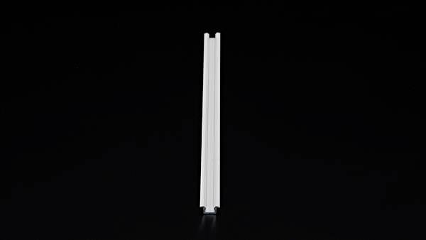 Pionowy metaliczny belka w kształcie litery I na czarnym tle.