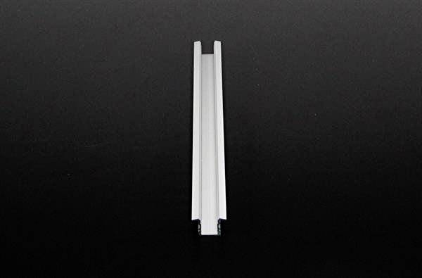 Biały, pionowo ustawiony kanał aluminiowy na czarnym tle.