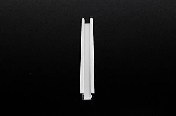 Biały, podłużny, kanał z tworzywa sztucznego w kształcie litery U na czarnym tle.