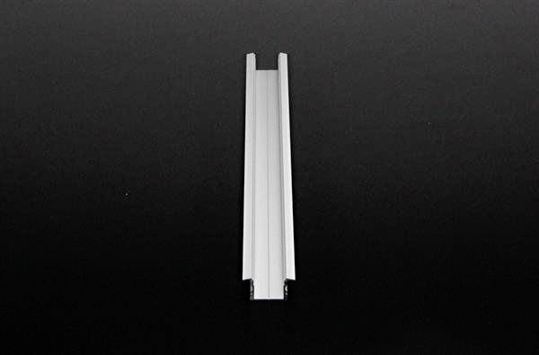 Szyna aluminiowa wyśrodkowana pionowo na czarnym tle.